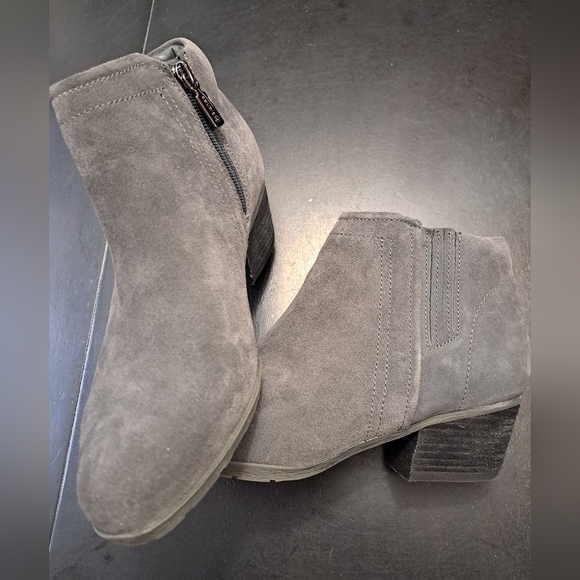 Blondo Chelsea Grey Suede Ankle Booties    Size 8.5 - Picture 6 of 13